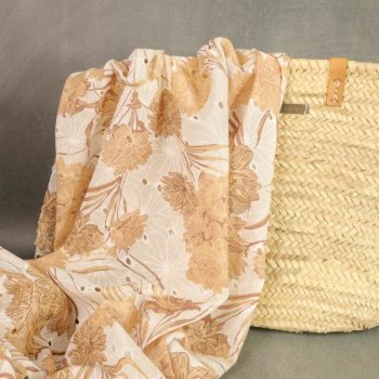 Baumwolle mit Lochstickerei und aufgedruckten Bl&uuml;ten in braunbeige auf wei&szlig; (1 St&uuml;ck = 2,50 Meter)