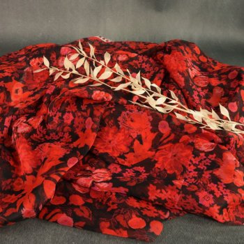 Polyester-Krepp Blumen rot auf schwarz(St&uuml;ck = 2,5 Meter ) *Made in Italy*