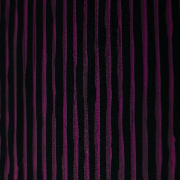 French Terry - Thorsten Berger - Woodland - Wood Print Stripes - Dark Fuchsia/Schwarz