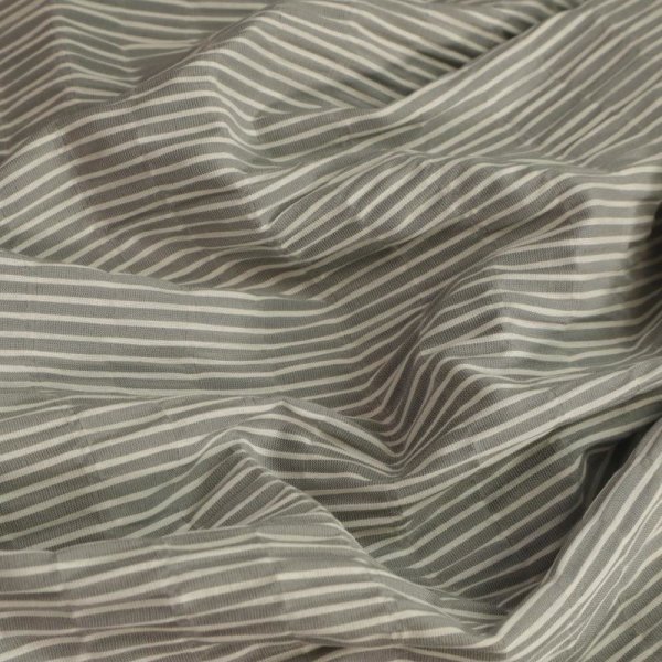 Rest = 3,10 m* Baumwolle in Streifen gesmokt - grau/wei&szlig;
